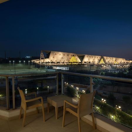 Steigenberger Pyramids Cairo Hotell Al Kawm al Akhdar Eksteriør bilde View of the airport from a hotel