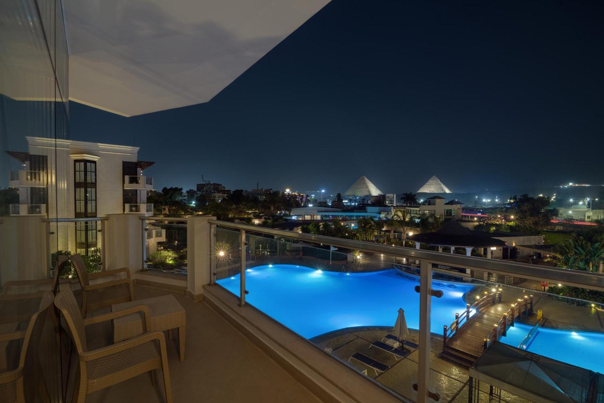 Steigenberger Pyramids Cairo Hotell Al Kawm al Akhdar Eksteriør bilde View of the pyramids from the hotel