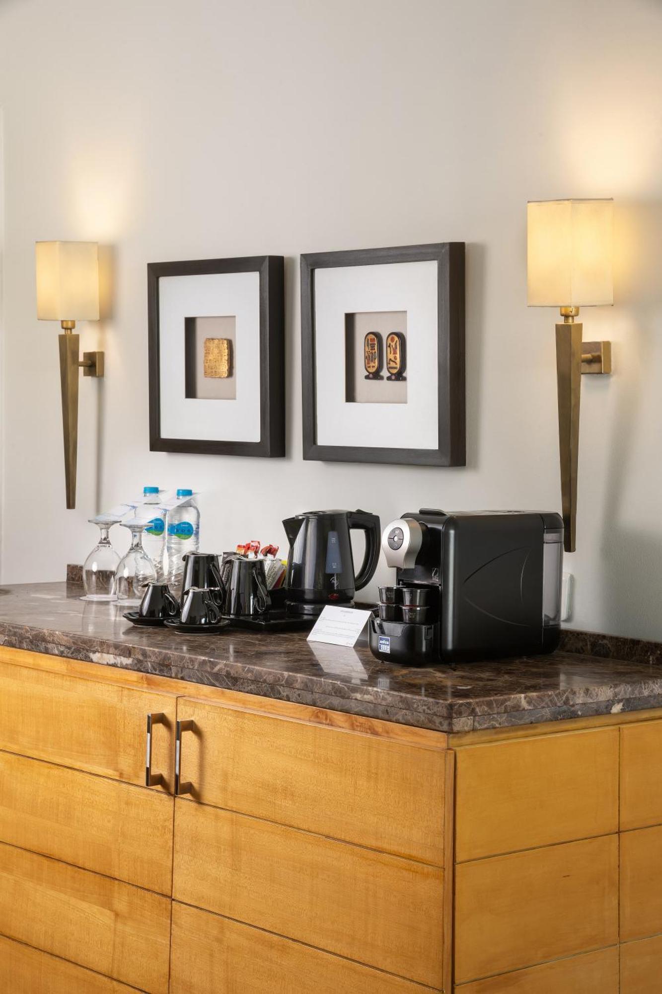 Steigenberger Pyramids Cairo Hotell Al Kawm al Akhdar Eksteriør bilde A Nespresso machine in a hotel room